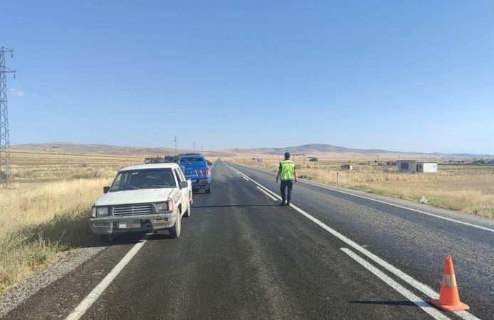Yozgat’ta yolda kalan iki sürücüye jandarma yetişti