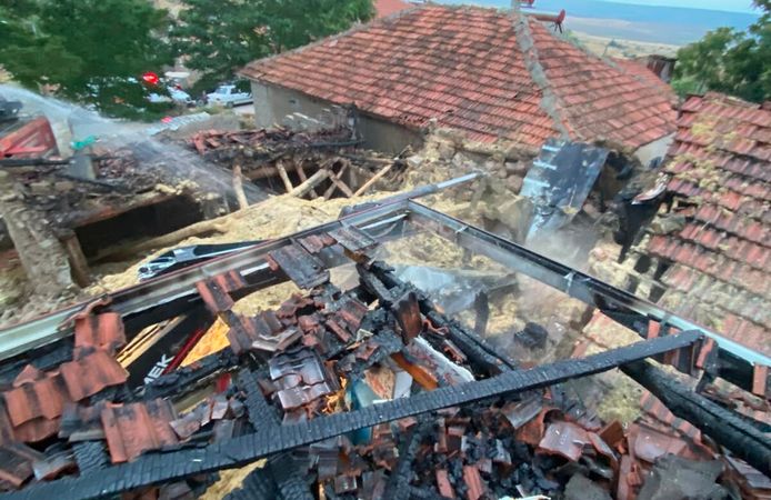 Yozgat’ta ahır ve samanlık yangını: 15 ton saman kül oldu