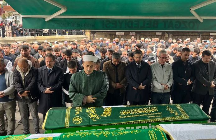 Çorum'daki kazada ölen anne ve 2 çocuğu Yozgat'ta toprağa verildi