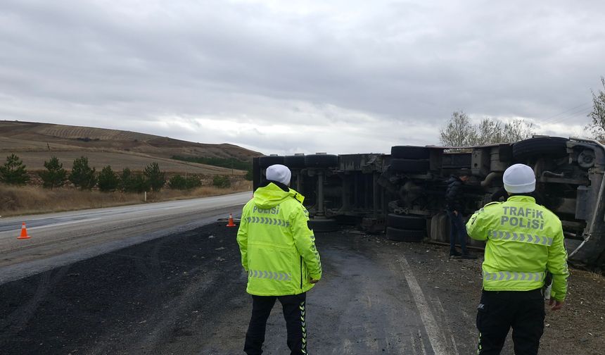 Devrilen tır Çorum-Yozgat Karayolunu kapattı!