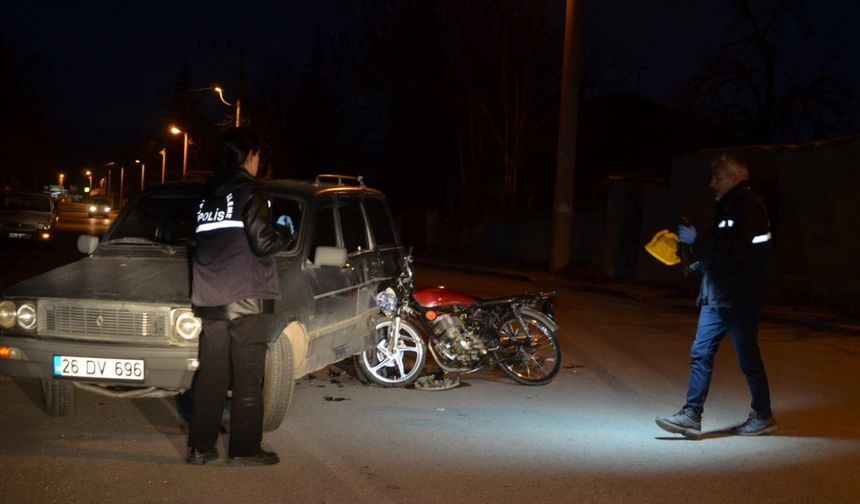 Otomobille motosiklet çarpıştı: 1 yaralı
