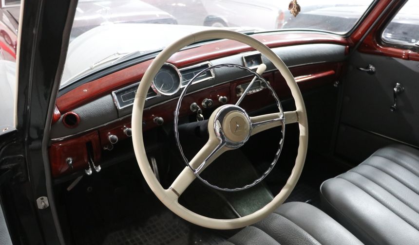 Araba sevdasını klasik araç koleksiyonuna dönüştürdü: Kraliyet ailesinin kullandığı otomobil de var!