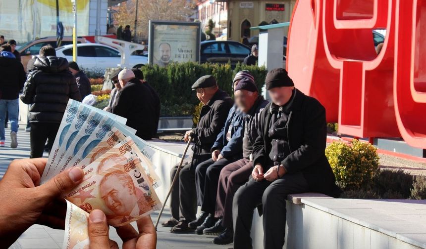 Emeklinin zamlı maaşları yatıyor