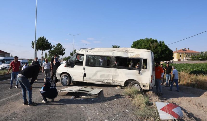 Tarım işçilerini taşıyan minibüs takla attı: 9 yaralı