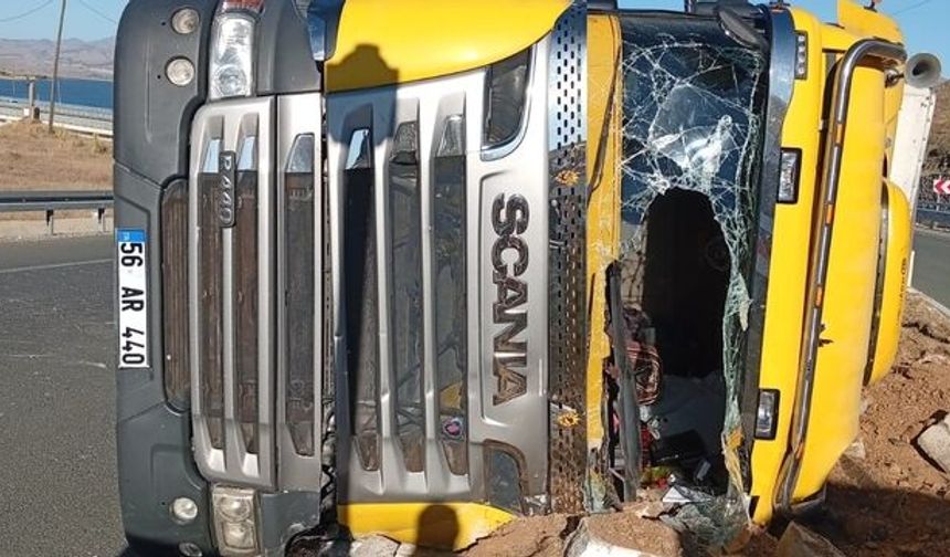 Hayvan yüklü tır devrildi: 2 yaralı