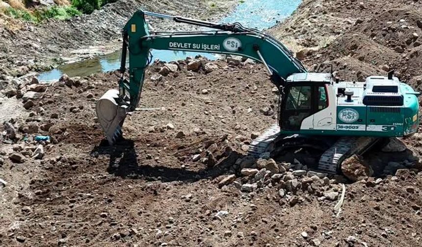 Yozgat’ta kanal temizliği ve yürüyüş yolu düzenleme çalışmaları aralıksız sürüyor