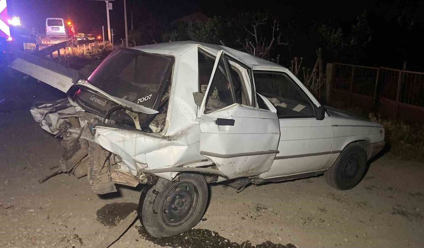 Hafif ticari araç, otomobile arkadan çarptı: 2 yaralı