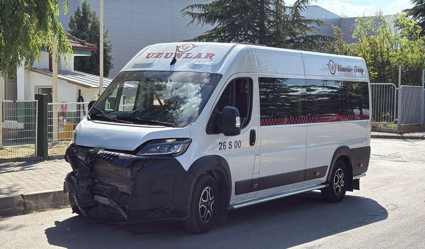 İşçi servisi ile otomobil çarpıştı: 11 yaralı