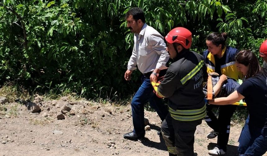 Kiraz toplarken ağaçtan su kanalına düştü!