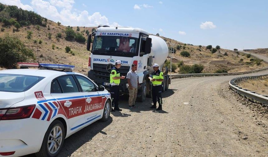 Yozgat’ta yolcu ve yük araçları denetlendi: 2 sürücüye ceza