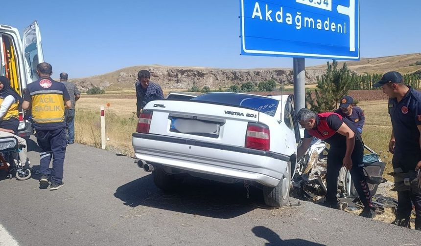 Trafik levhasına çarpan otomobilde can pazarı: 3 yaralı