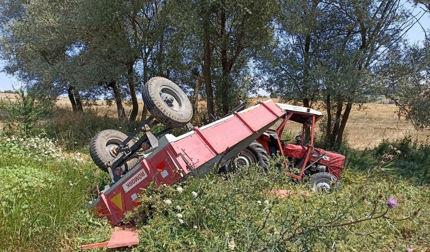 Buğday yüklü traktör devrildi: Sürücü yaralandı