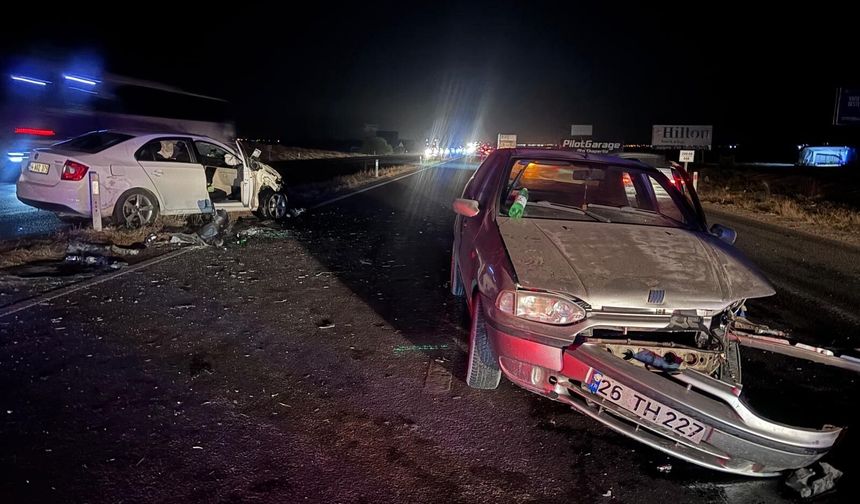 İki otomobil çarpıştı: 5 yaralı