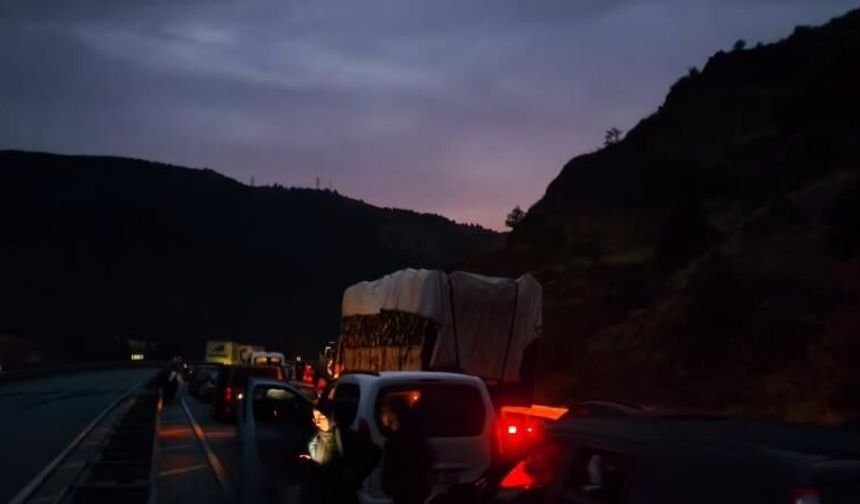 Yol toprak ve taşlarla kaplandı, araç kuyruğu 10 kilometreye ulaştı