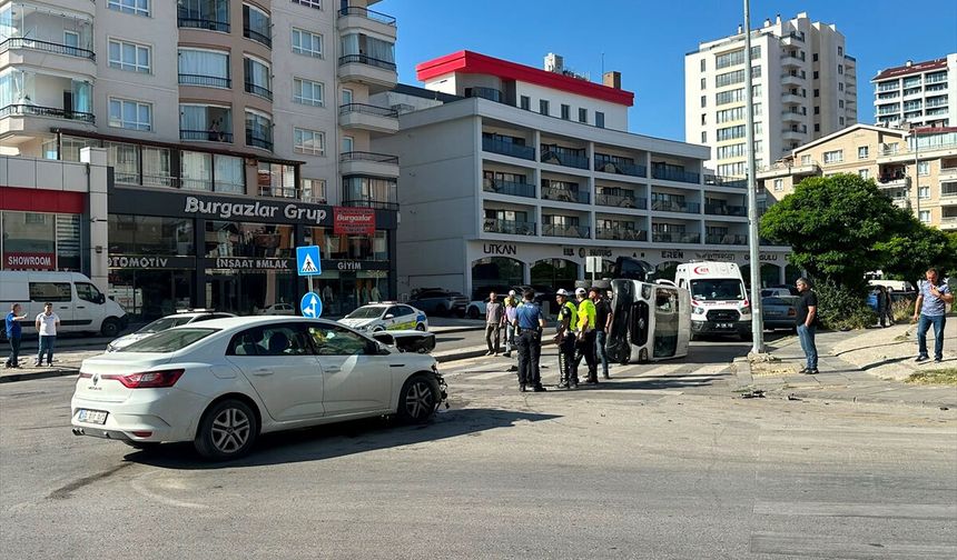 Minibüs ile otomobilin çarpıştığı kazada 3 kişi yaralandı