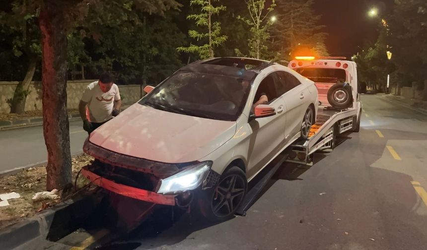 Otomobil refüjdeki ağaçlara çarptı: 2 yaralı