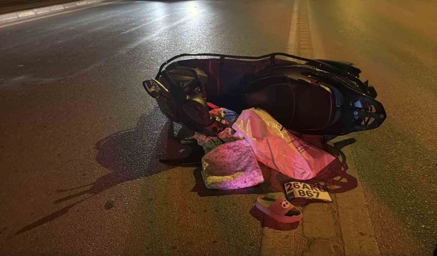 Motosiklet yola savruldu: Feci kazada 2 kişi yaralandı