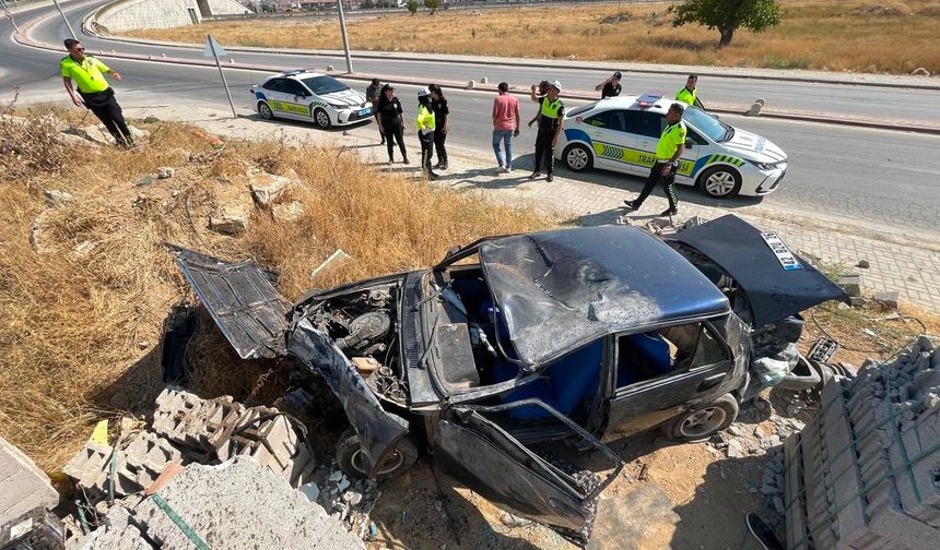 Takla atan otomobil hurdaya döndü!