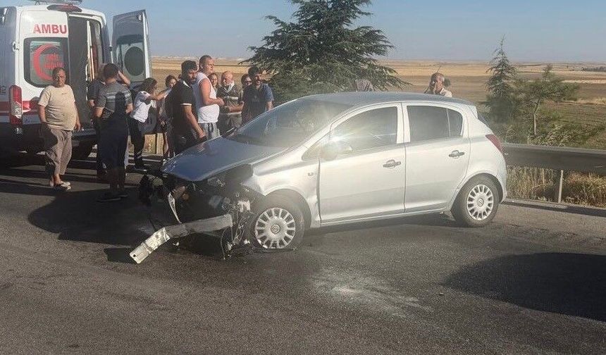 Lastiği patladı, bariyerlere çarptı! 1’i çocuk 3 yaralı