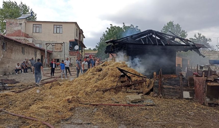 Ambarda yangın: 7 ton buğday küle döndü
