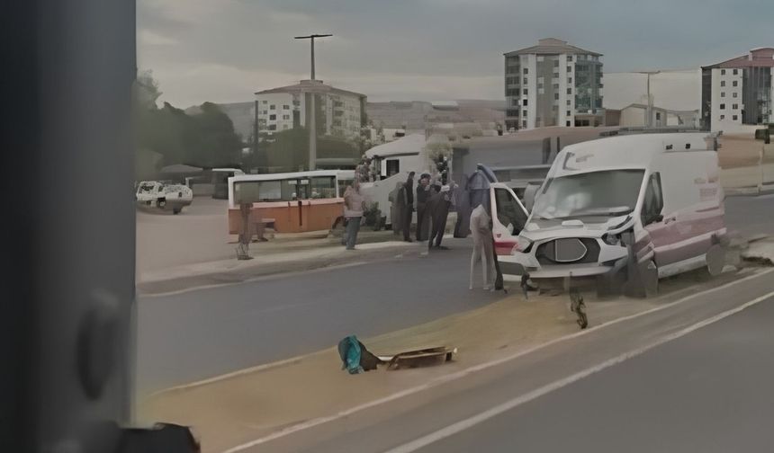 Ambulans ile otomobil çarpıştı: 5 yaralı