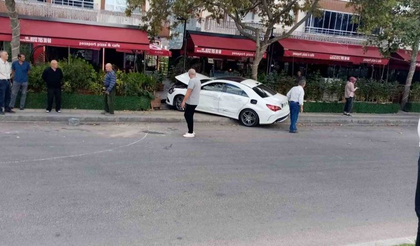 Tır 2 otomobile çarptı: Yaralılar hastaneye kaldırıldı