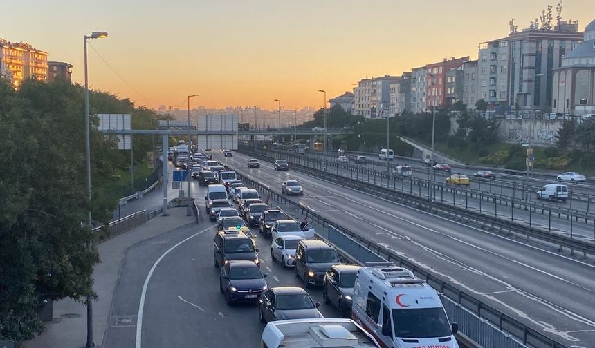 Arızalanan tanker trafiği kilitledi