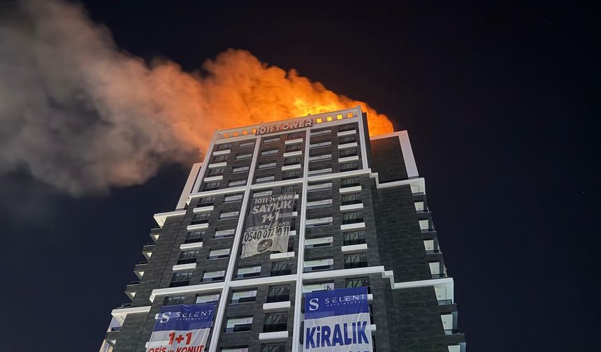 Bir binanın çatısında yangın çıktı