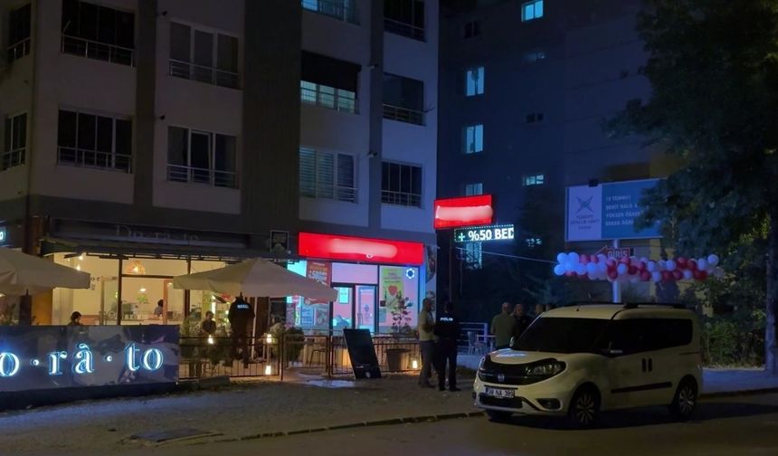 Bıçaklanan şahıs kafeye sığındı: 1 yaralı