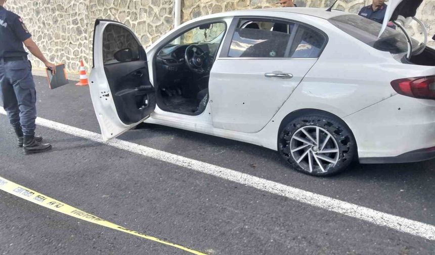 Seyir halindeki otomobile silahlı saldırı! 1 kişi öldü