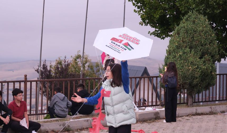 Yozgat’ta Gazzeli çocuklar için uçurtma şenliği: Yüzlerce uçurtma gökyüzüne bırakıldı