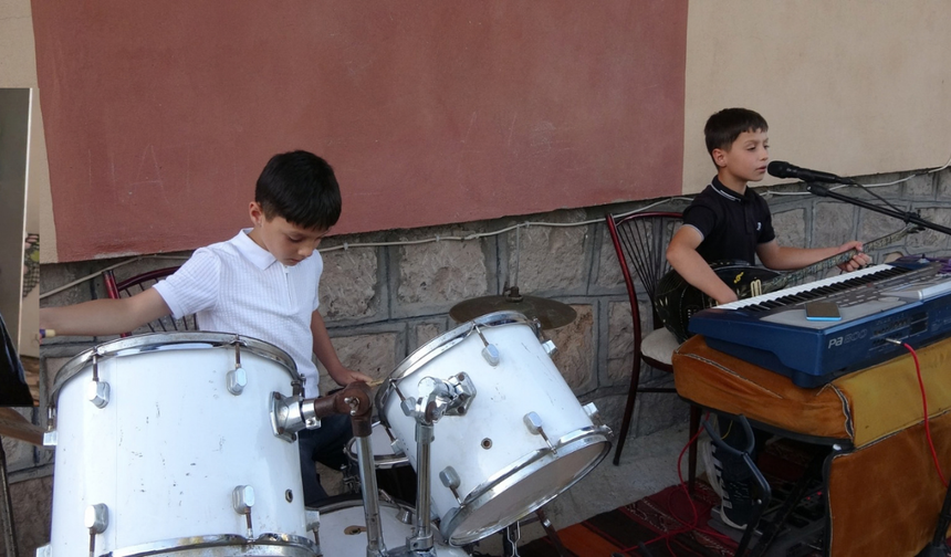 Sorgun’da 11 ve 9 yaşındaki kardeşler düğünlerin aranan müzisyenleri oldu