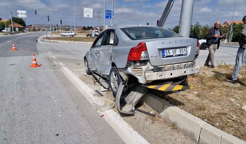 Kırmızı ışıkta geçen kamyon iki otomobile çarptı!