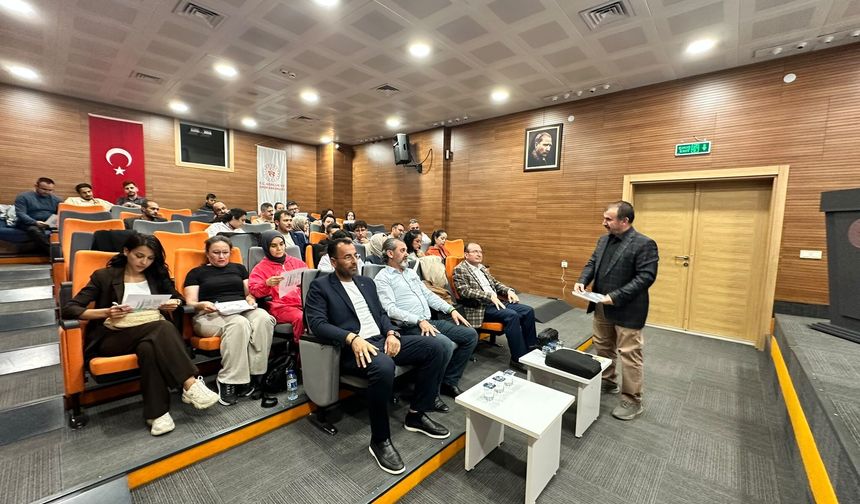Yozgat Bozok Üniversitesi akademisyeni Kula’da öğretmenlerle buluştu