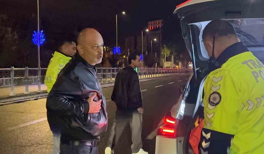 Alkollü sürücü 'burada çevirme olmaz' dedi, yoldan geçen araçları durdurmaya çalıştı