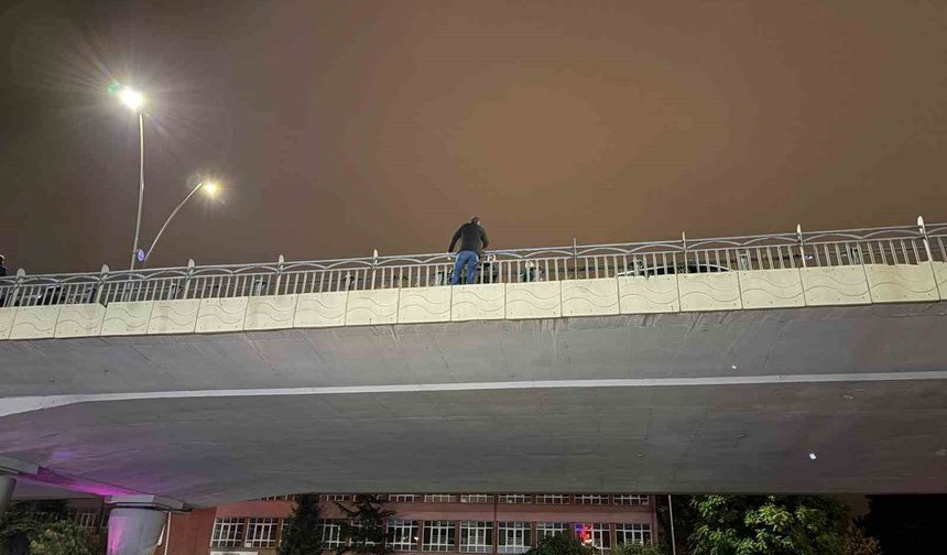 İntihar etmek için köprüye çıkan şahsı polis ekipleri ikna etti