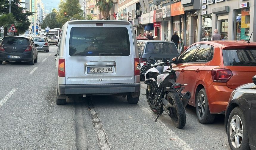 Motosiklet hafif ticari araçla çarpıştı: 2 yaralı