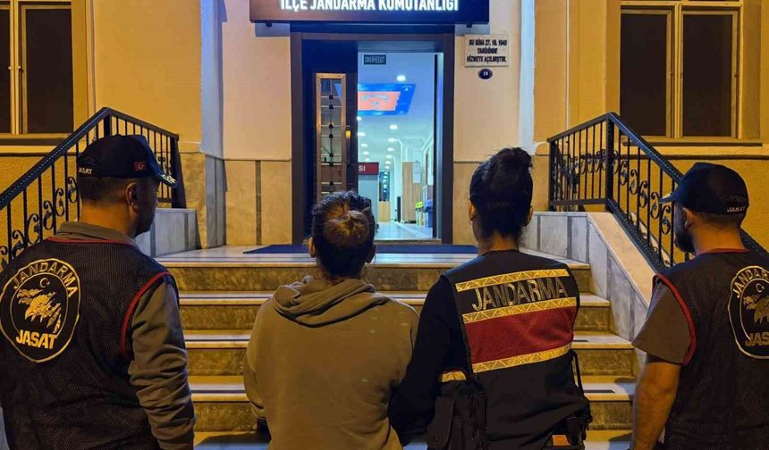 Firari kadın mutfaktaki gizli bölmede yakalandı