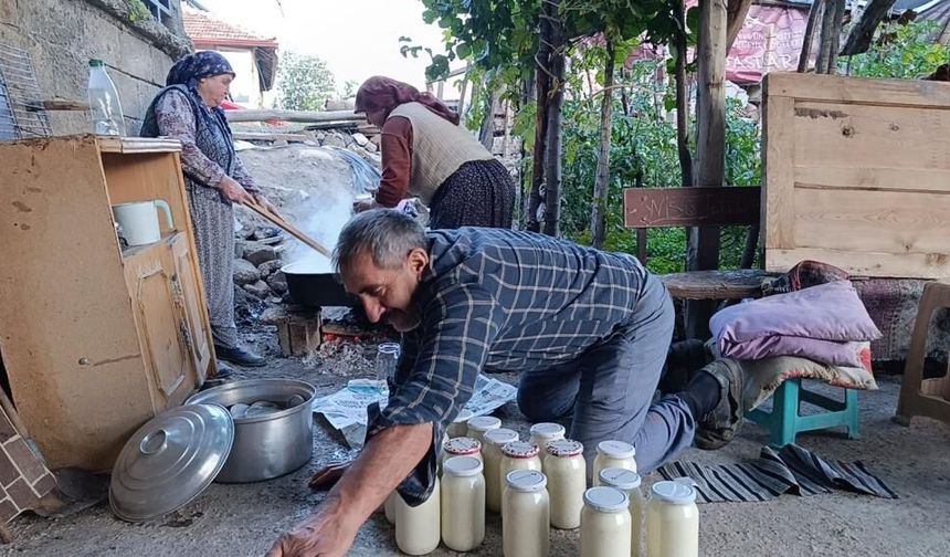 Yozgat’ta şişe tarhanası imece usulüyle hazırlanıyor