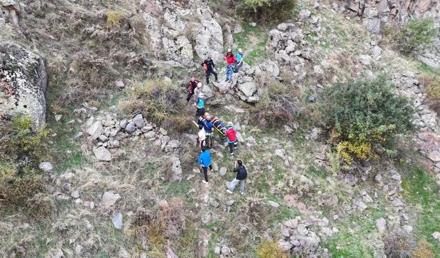 Kayalıklardan dere yatağına düşen şahıs ekipler tarafından kurtarıldı