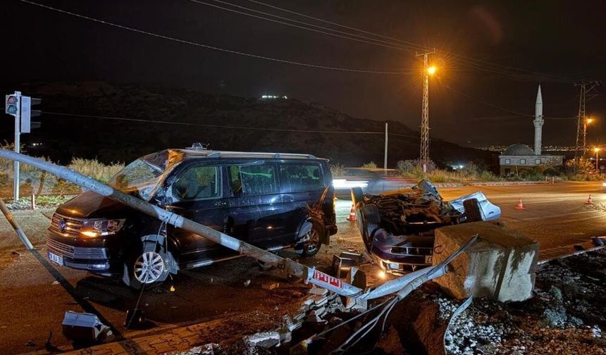 Takla atan otomobil ışıkta bekleyen minibüse çarptı: 2 yaralı