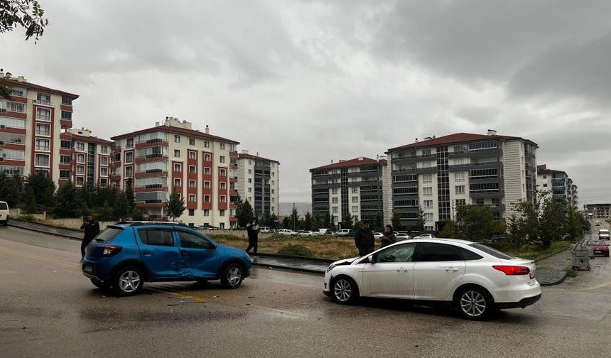 İki otomobil çarpıştı