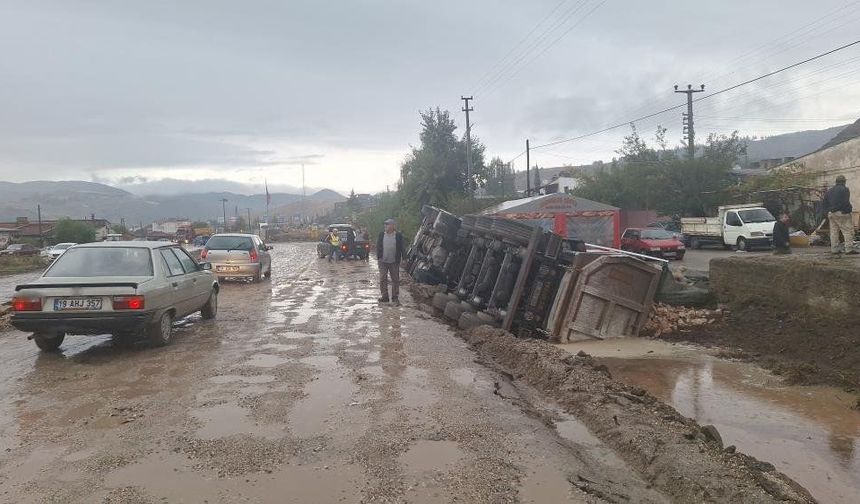 Yol vermek istedi, tırı kanala devirdi: Kaza kamerada