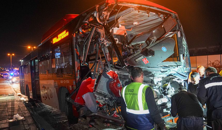 Otobüs üst geçidin ayağına çarptı: 24 yaralı