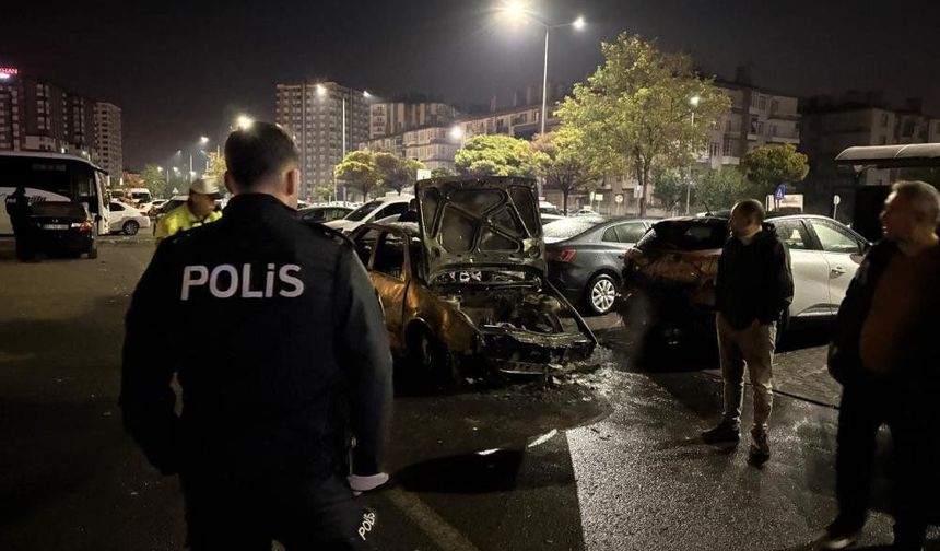Kaza yapan araç alev aldı: Yangın 3 araca daha sıçradı