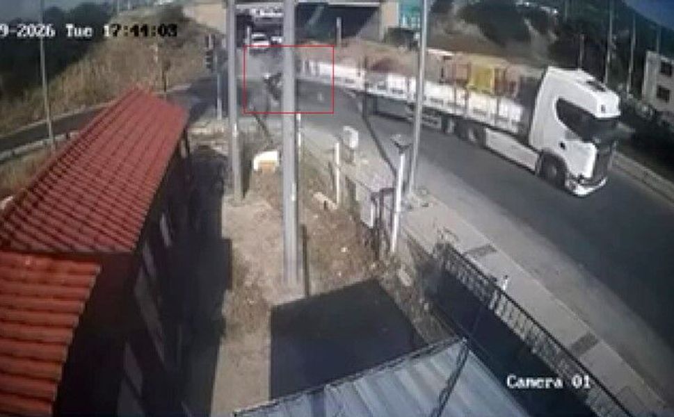 Feci kaza: Tıra adeta ok gibi saplandı