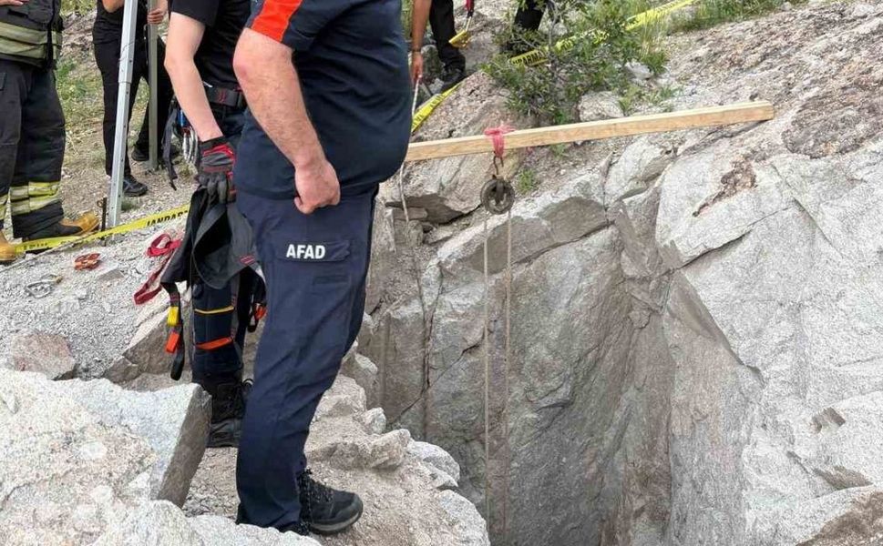 Define aramak için açtıkları kuyuda öldüler