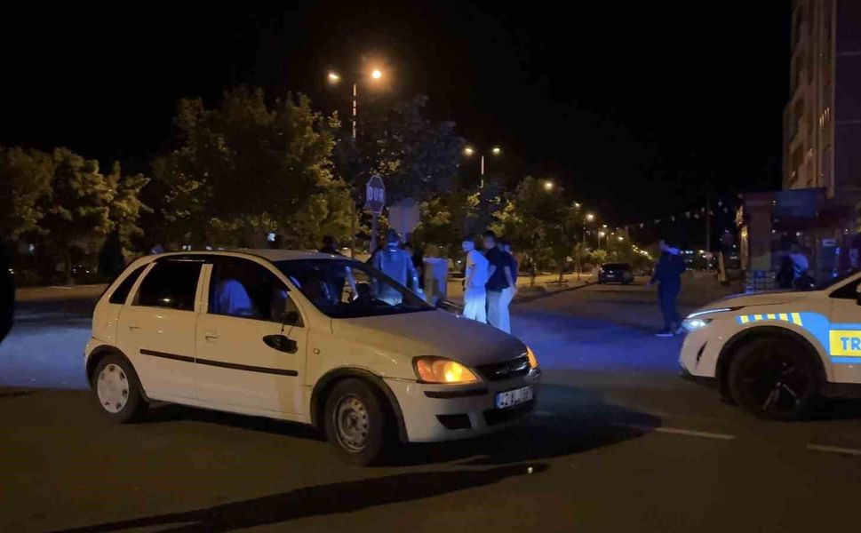 Otomobille motosiklet çarpıştı: 1'i ağır 2 yaralı