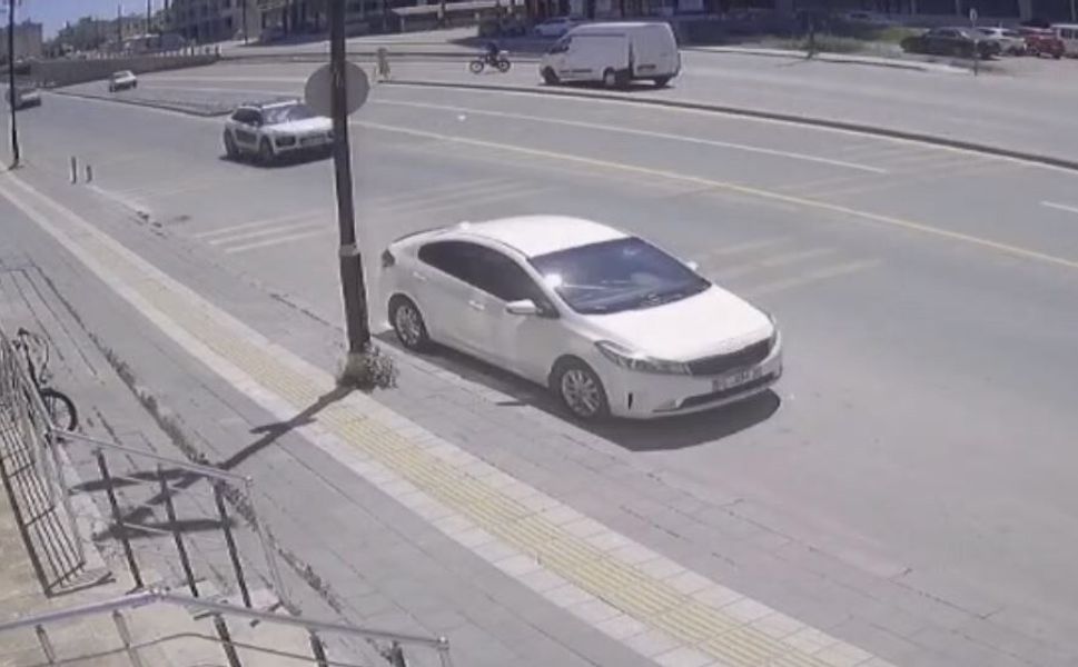 Panelvanın çarptığı genç ağır yaralandı