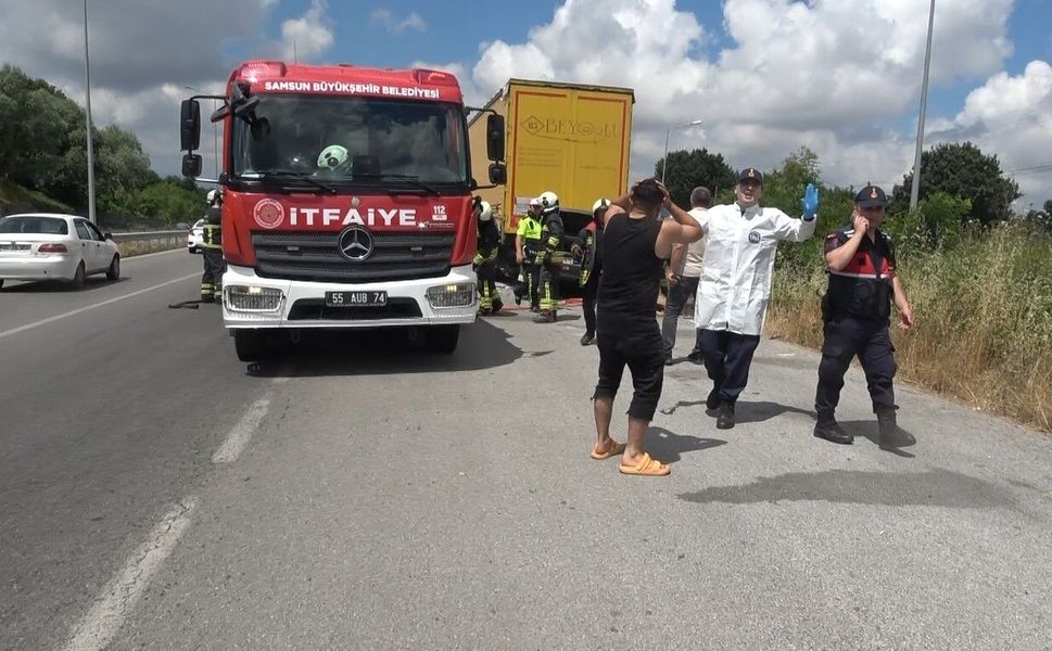 Park halindeki tıra çarpan otomobilde 2 kişi öldü